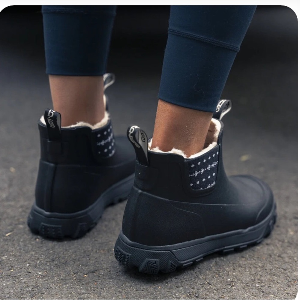 NWOB GRUNDÉNS WOMEN'S DEVIATION SHERPA ANKLE BOOT size 6 - Picture 3 of 11